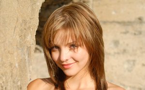 Femjoy are excited to present you with a gallery showcasing Amelie showing beautiful body